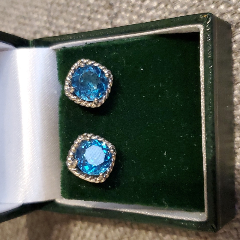 Blue Topaz earrings set in 925 silver.